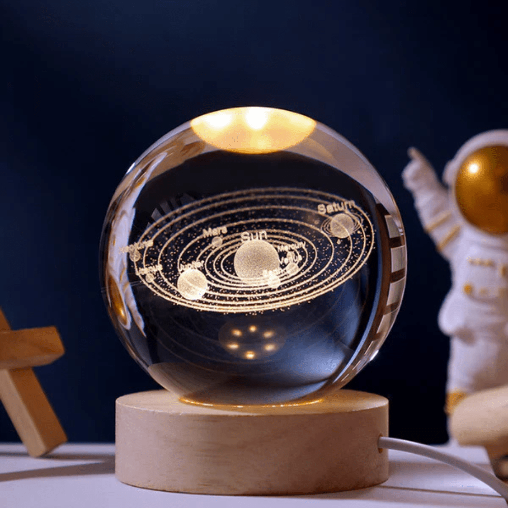 Velora – Boule Lumineuse en Verre Gravé sur Socle en Bois Naturel