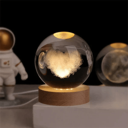 Velora – Boule Lumineuse en Verre Gravé sur Socle en Bois Naturel