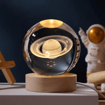 Velora – Boule Lumineuse en Verre Gravé sur Socle en Bois Naturel
