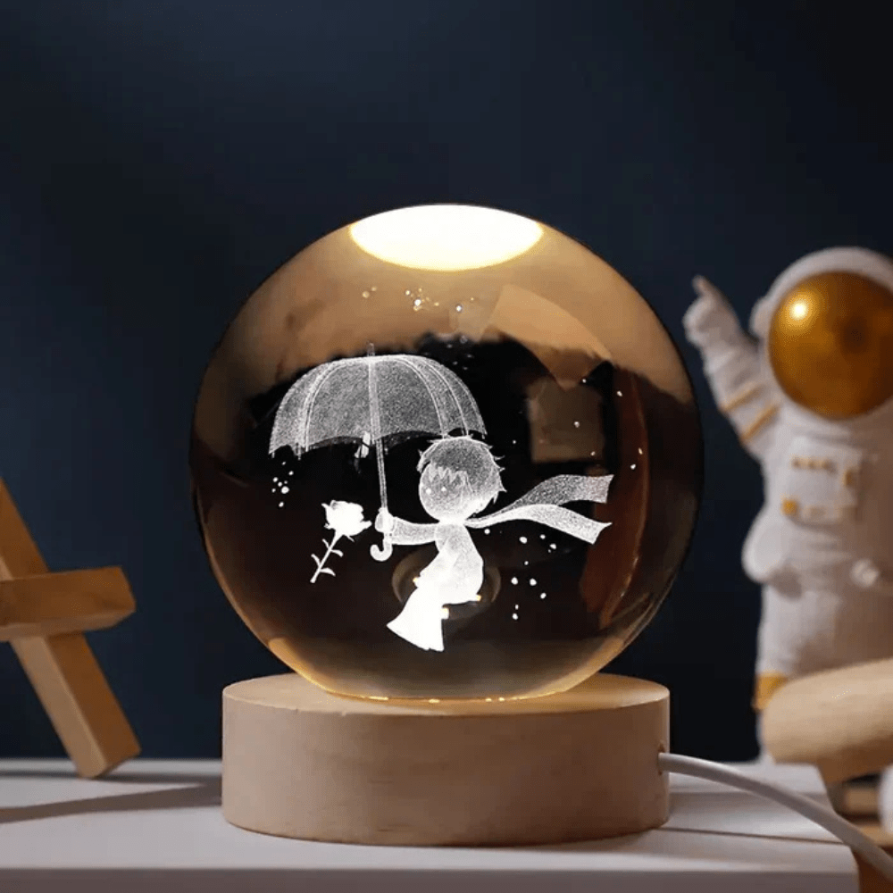 Velora – Boule Lumineuse en Verre Gravé sur Socle en Bois Naturel