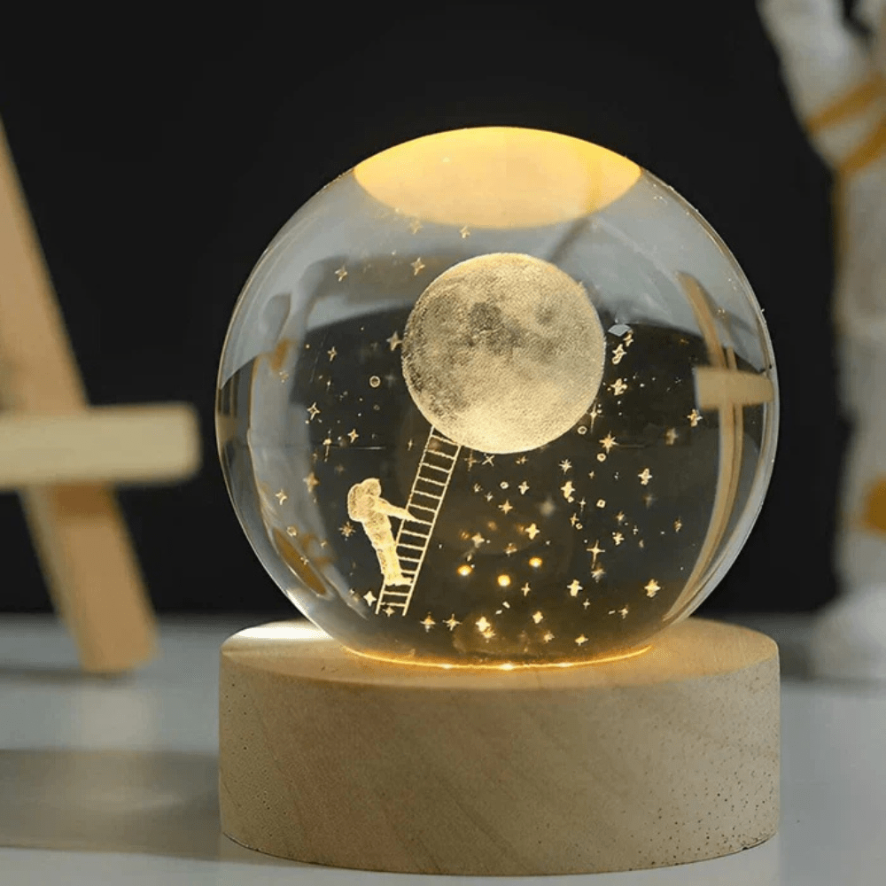Velora – Boule Lumineuse en Verre Gravé sur Socle en Bois Naturel