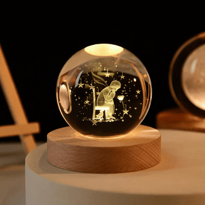 Velora – Boule Lumineuse en Verre Gravé sur Socle en Bois Naturel