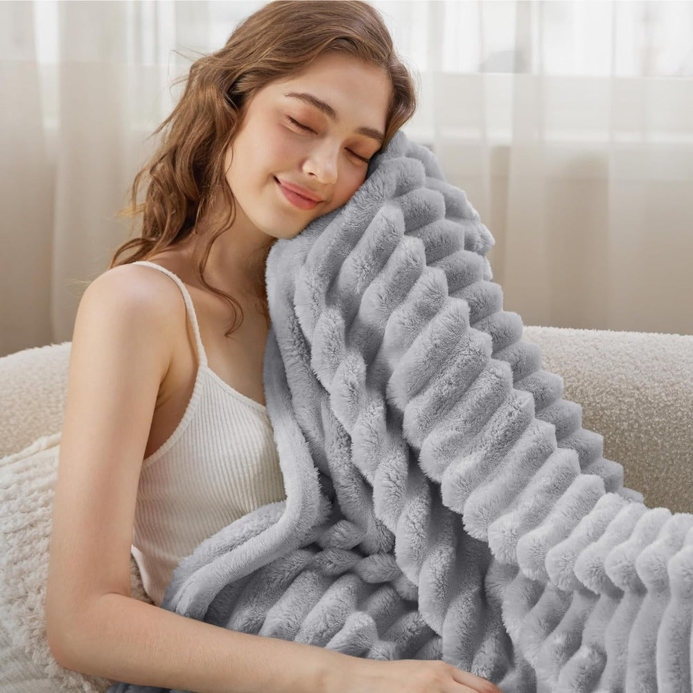 Velora – Luxurious and Comfortable Soft Striped Throw