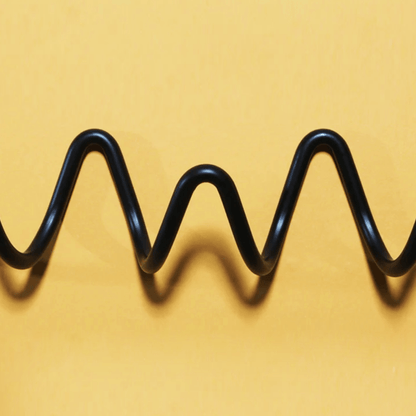 Mistral – Patère Murale en Métal Minimaliste et Graphique