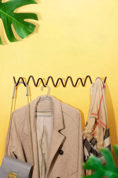 Mistral – Patère Murale en Métal Minimaliste et Graphique