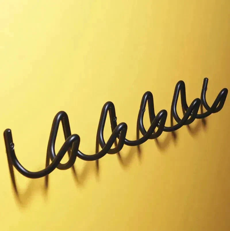 Mistral – Patère Murale en Métal Minimaliste et Graphique